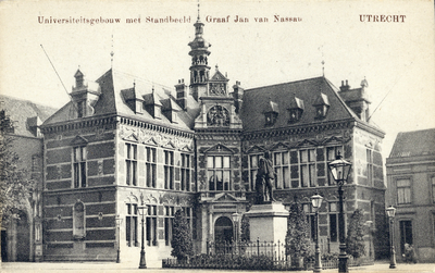 280 Gezicht op het Academiegebouw (Munsterkerkhof 29) te Utrecht met op de voorgrond het standbeeld Jan van Nassau ...
